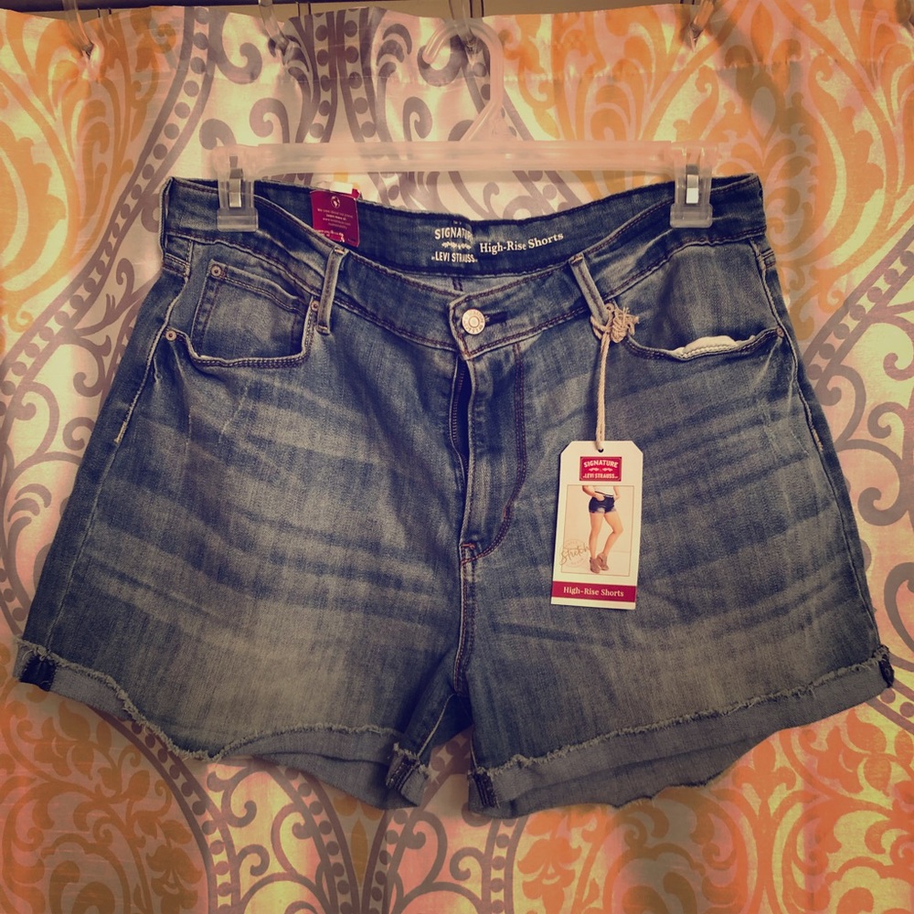 Levi’s Brand Women’s Cut Offs Size 20 NWT